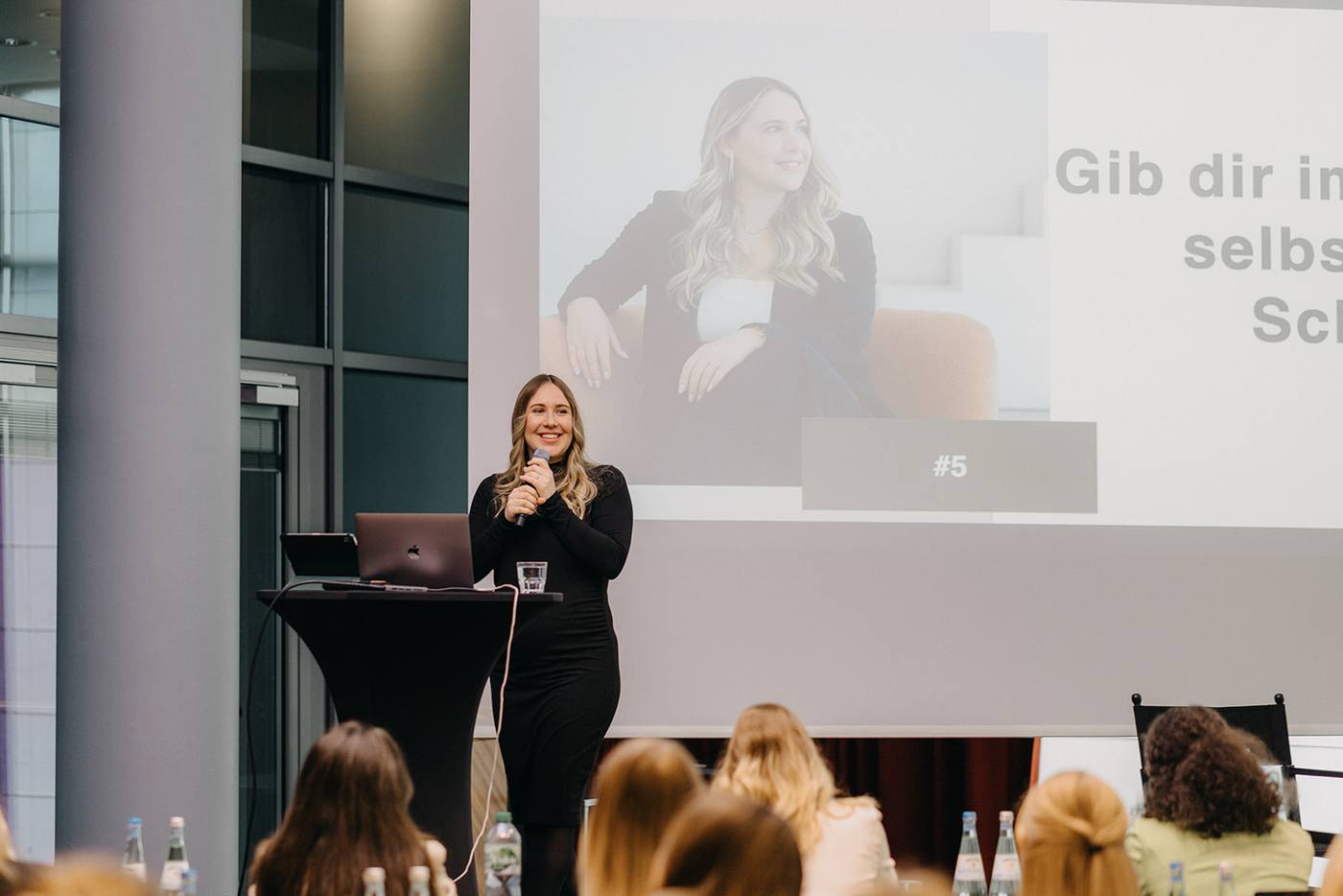 Carina Maikranz, Fulfillment Coach, auf der Bühne des Maikranz Business Day